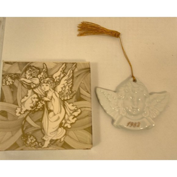 Avon 1982 Christmas Remembrance Angel Cherub Ornament 14K White Ceramic Box - Picture 3 of 6
